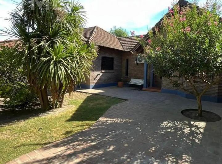 Casa · 905m² · 6 Dormitorios · 4 Cocheras