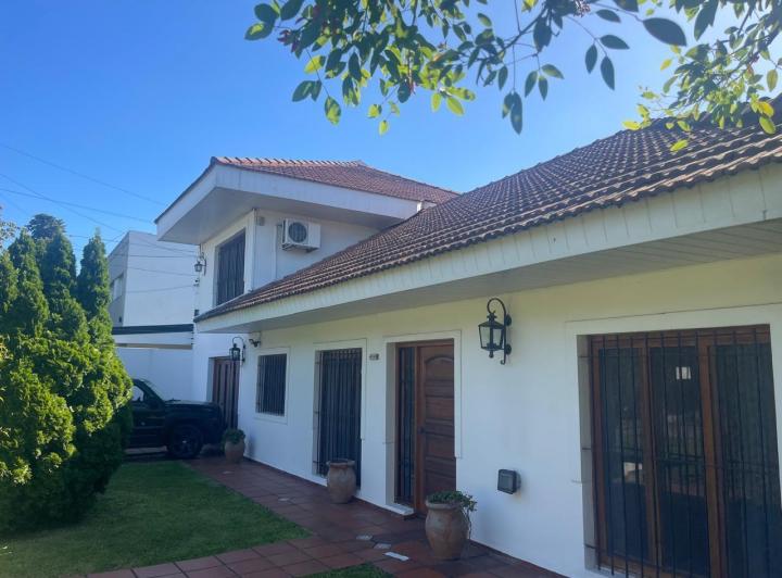 Casa · 320m² · 6 Ambientes · 2 Cocheras