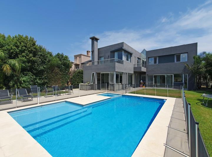 Casa · 343m² · 6 Ambientes · 1 Cochera