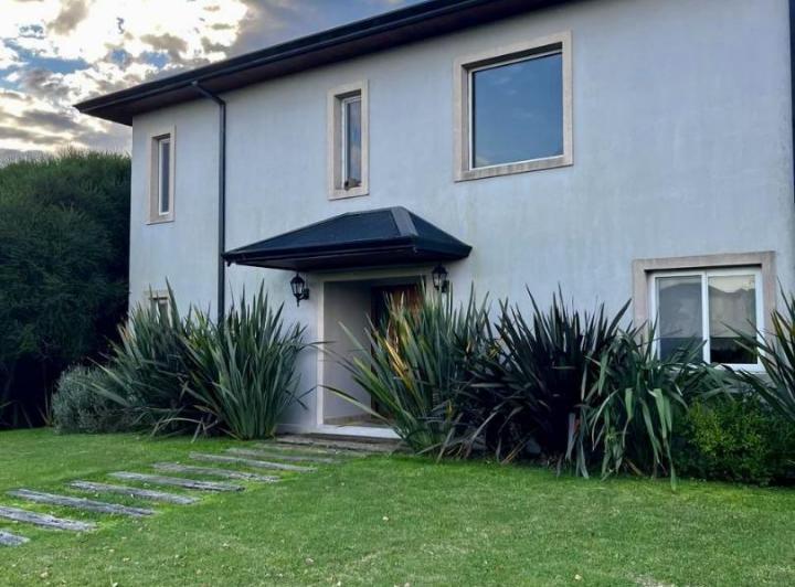 Casa · 318m² · 7 Ambientes · 4 Cocheras