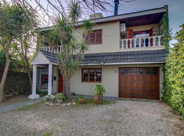 Casa · 170m² · 6 Ambientes · 2 Cocheras