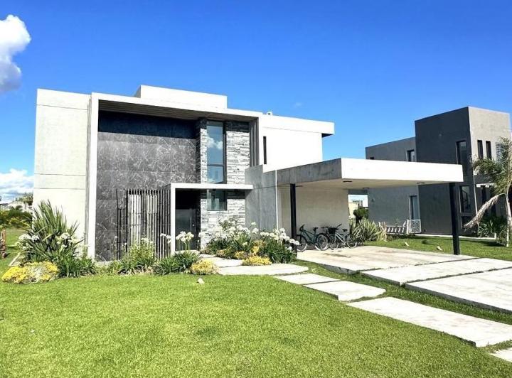 Casa · 290m² · 5 Ambientes · 2 Cocheras