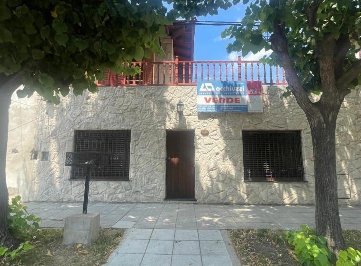 Casa · 180m² · 5 Ambientes · 4 Cocheras