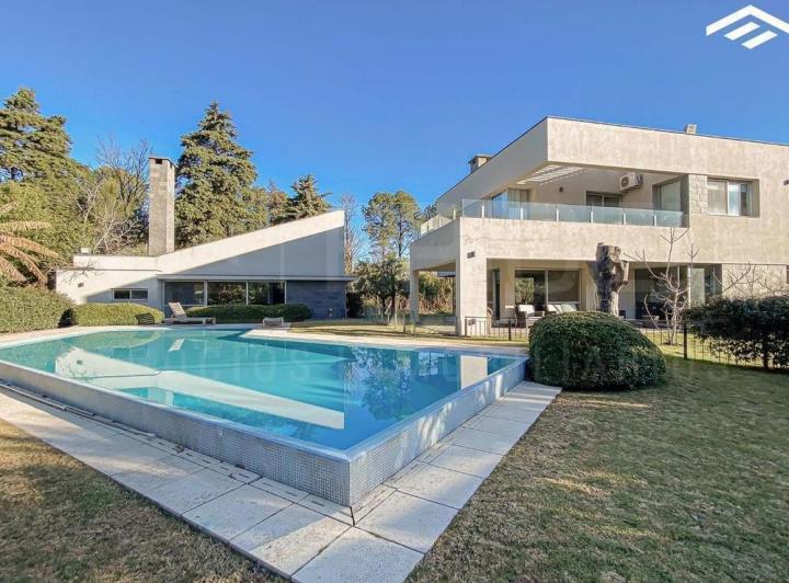 Casa · 748m² · 7 Ambientes · 3 Cocheras