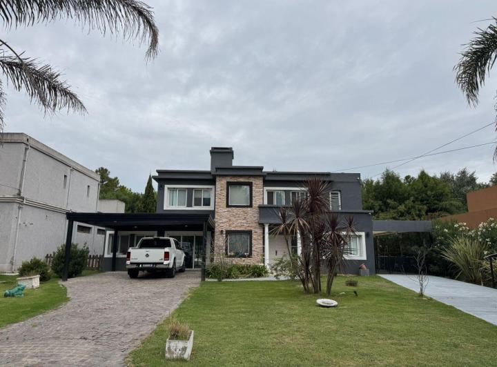 Casa · 350m² · 7 Ambientes · 4 Cocheras