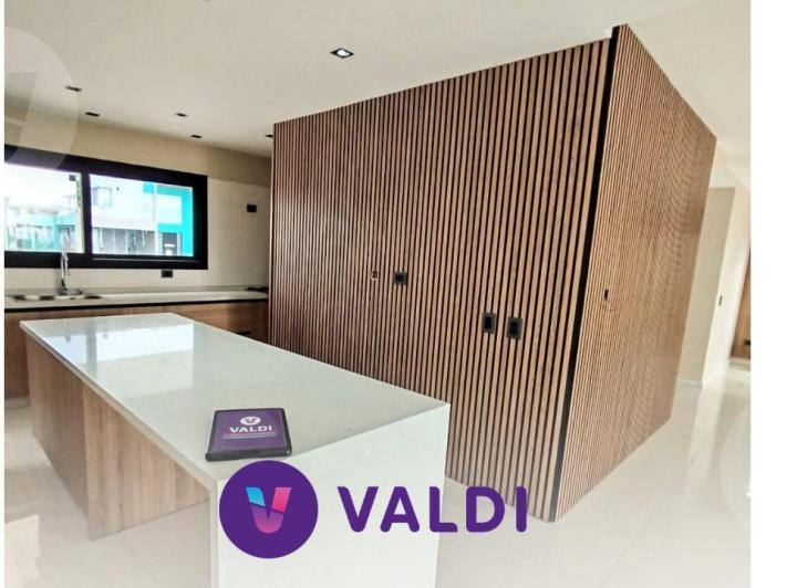 Casa · 210m² · 5 Ambientes · 2 Cocheras