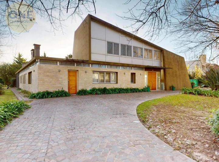 Casa · 1400m² · 6 Ambientes · 4 Cocheras