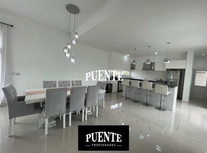Casa · 300m² · 5 Ambientes · 2 Cocheras