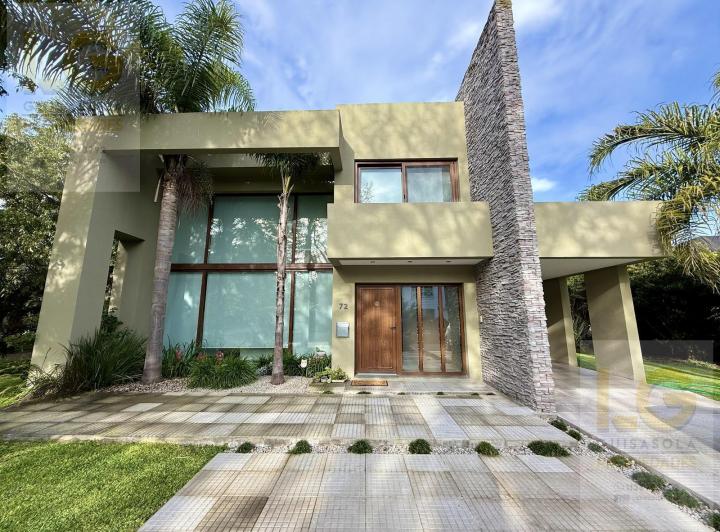 Casa · 395m² · 6 Ambientes · 4 Cocheras