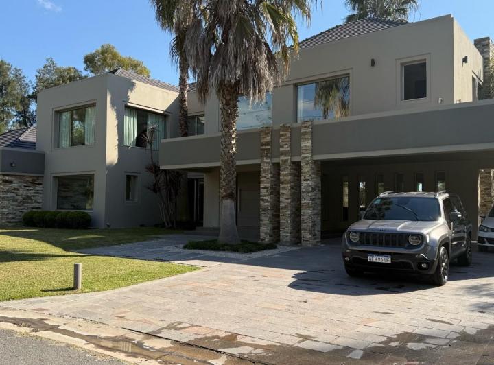 Casa · 850m² · 7 Ambientes · 6 Cocheras