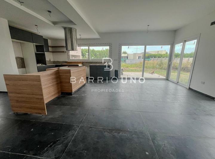 Casa · 226m² · 6 Ambientes · 1 Cochera