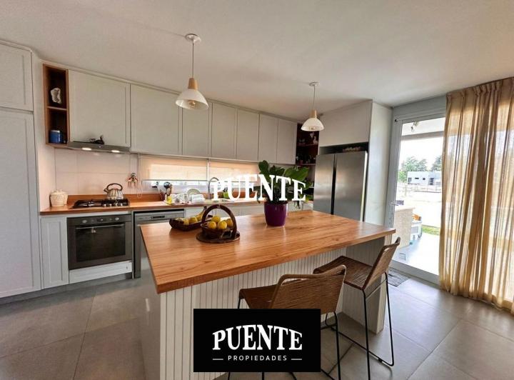 Casa · 190m² · 6 Ambientes · 2 Cocheras
