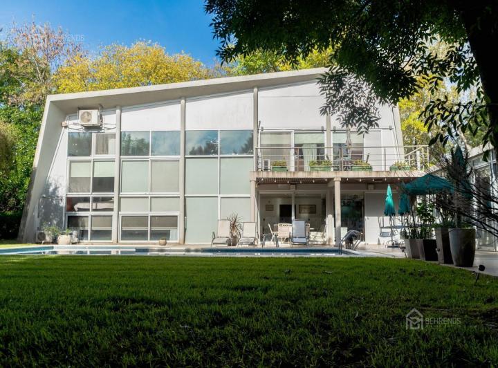 Casa · 345m² · 4 Dormitorios · 4 Cocheras
