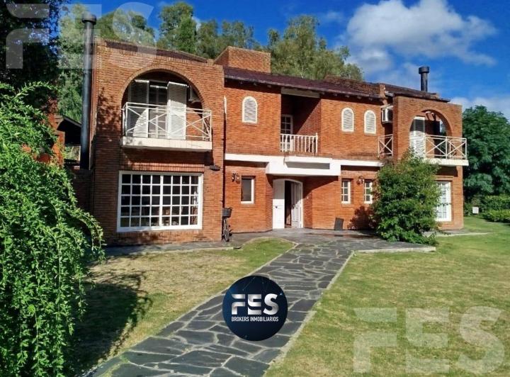 Casa · 300m² · 8 Ambientes · 4 Cocheras