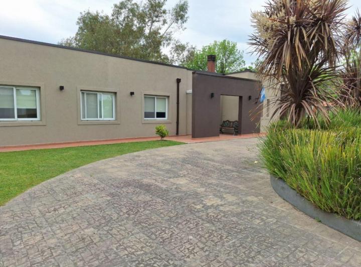 Casa · 330m² · 8 Ambientes · 3 Cocheras
