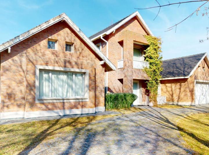 Casa · 310m² · 6 Ambientes · 3 Cocheras