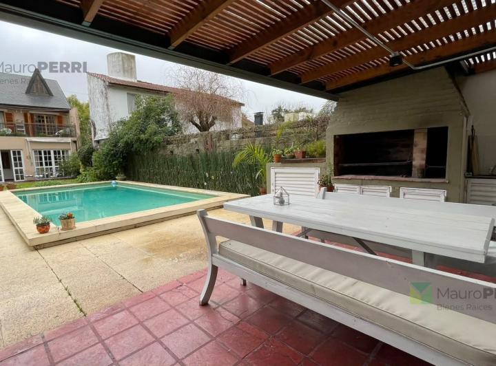Casa · 332m² · 8 Ambientes · 1 Cochera