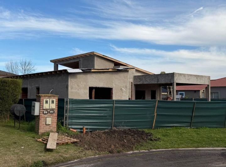 Casa · 180m² · 5 Ambientes · 2 Cocheras