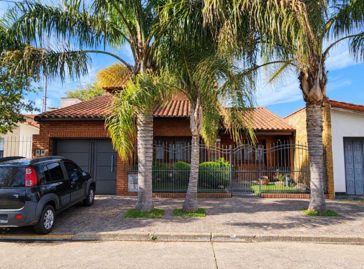 Casa · 300m² · 5 Ambientes · 1 Cochera