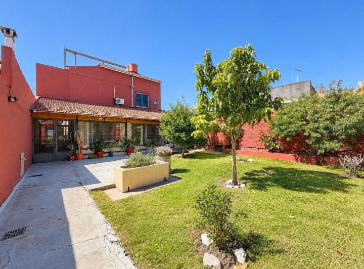 Casa · 300m² · 9 Ambientes · 2 Cocheras