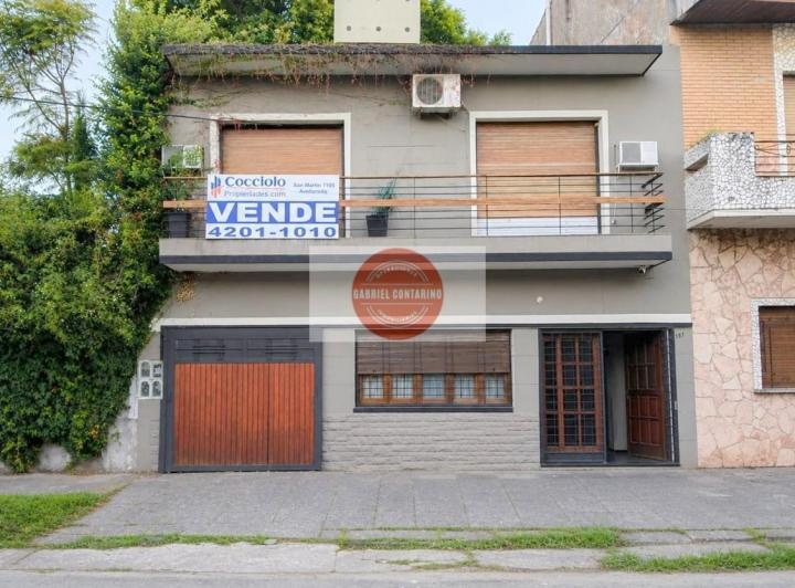Casa · 220m² · 8 Ambientes · 1 Cochera
