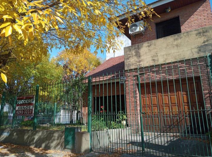 Casa · 200m² · 5 Ambientes · 1 Cochera