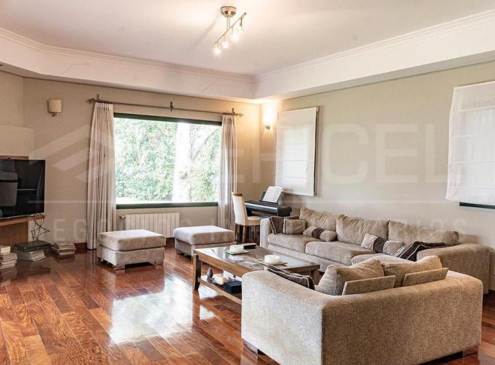 Casa · 500m² · 6 Ambientes · 2 Cocheras
