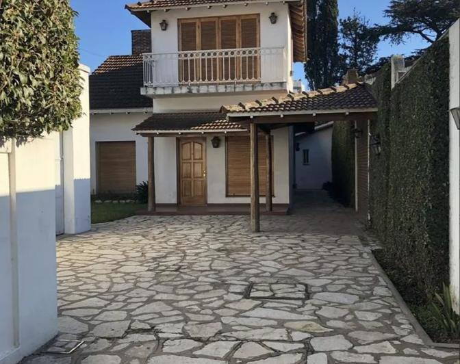 Casa · 6 Dormitorios · 3 Cocheras