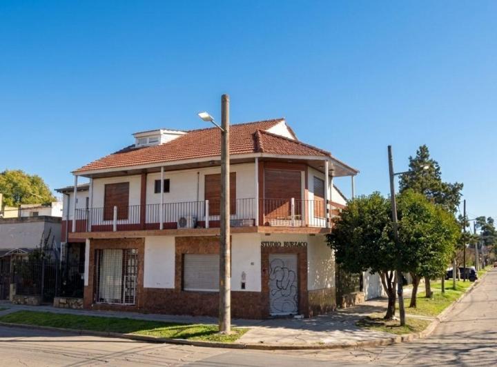Casa · 300m² · 9 Ambientes · 3 Cocheras