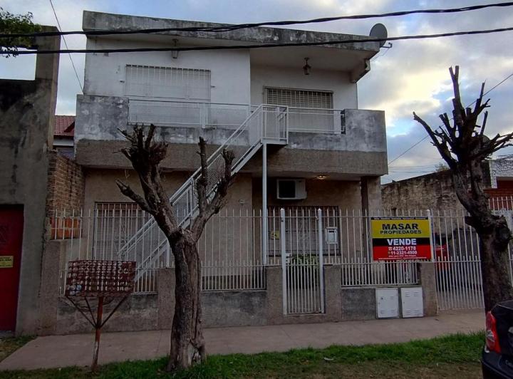 Casa · 1m² · 5 Ambientes · 2 Cocheras