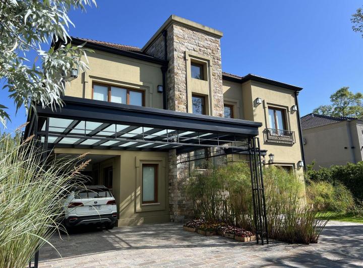 Casa · 390m² · 5 Ambientes · 3 Cocheras