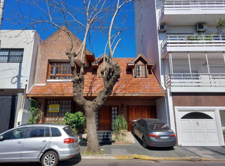 Casa · 214m² · 5 Ambientes · 2 Cocheras