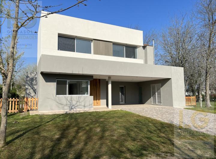 Casa · 240m² · 6 Ambientes · 1 Cochera