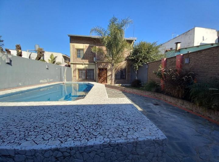Casa · 200m² · 6 Ambientes · 1 Cochera