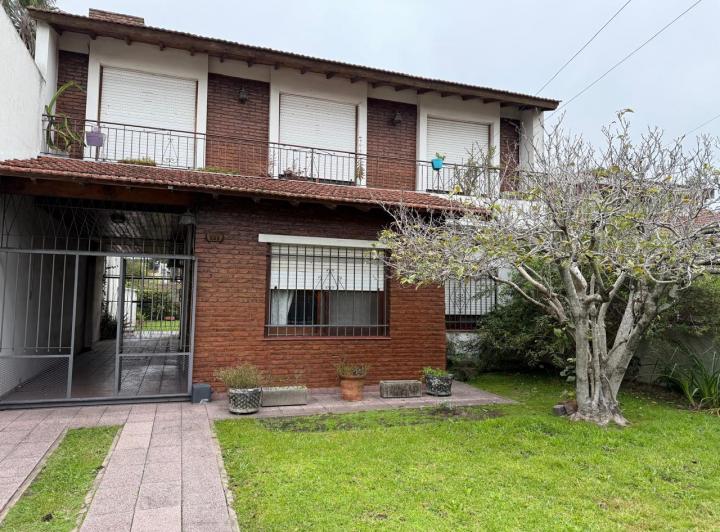 Casa · 208m² · 6 Ambientes · 2 Cocheras