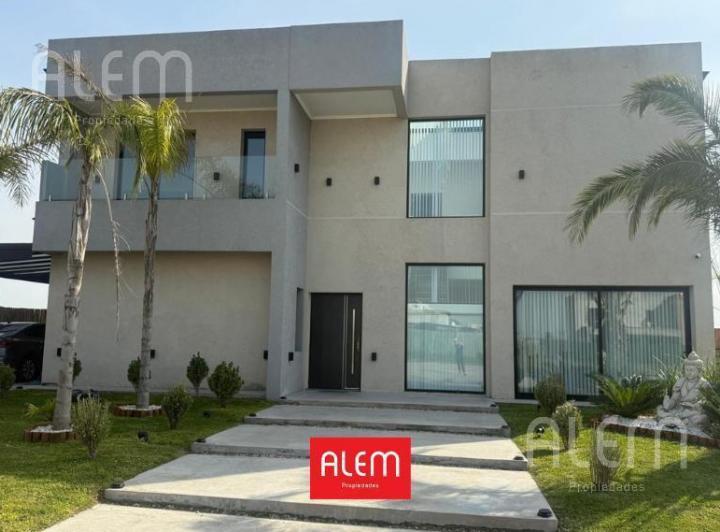 Casa · 337m² · 6 Ambientes · 2 Cocheras