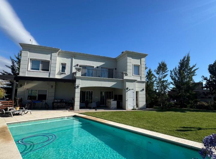 Casa · 190m² · 5 Ambientes · 3 Cocheras