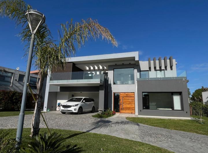 Casa · 290m² · 7 Ambientes · 2 Cocheras