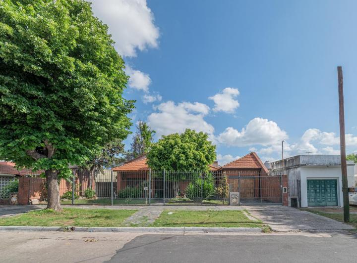 Casa · 300m² · 5 Ambientes · 3 Cocheras