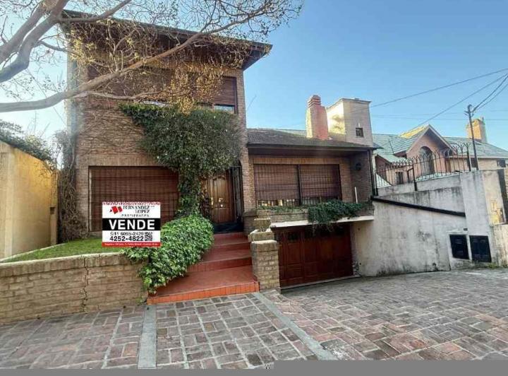Casa · 370m² · 6 Ambientes · 1 Cochera