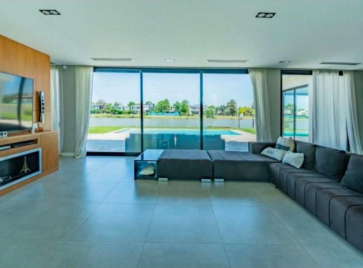 Casa · 440m² · 7 Ambientes · 8 Cocheras