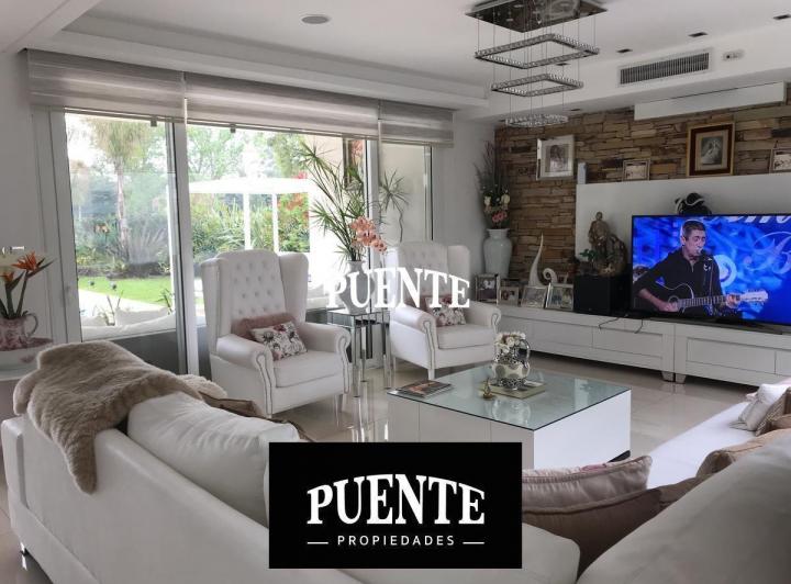 Casa · 350m² · 8 Ambientes · 2 Cocheras