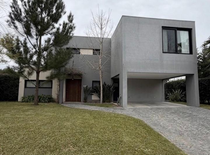 Casa · 240m² · 6 Ambientes · 2 Cocheras
