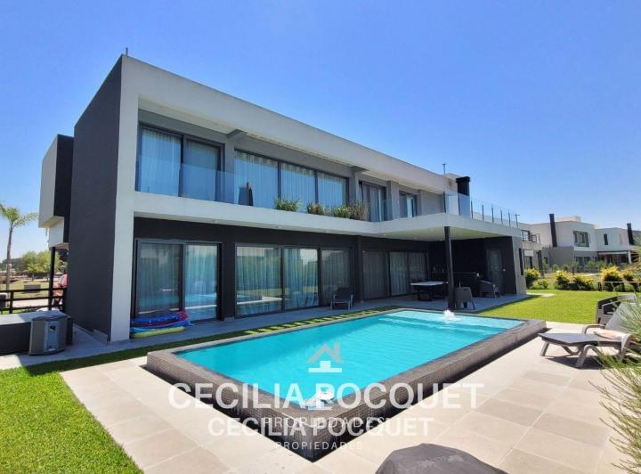 Casa · 341m² · 6 Ambientes · 2 Cocheras