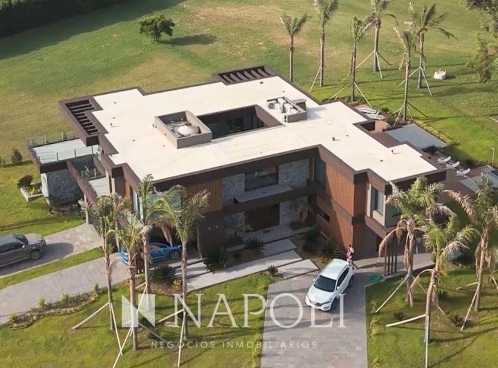 Casa · 585m² · 10 Ambientes