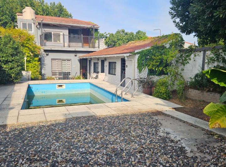 Casa · 250m² · 5 Ambientes · 2 Cocheras