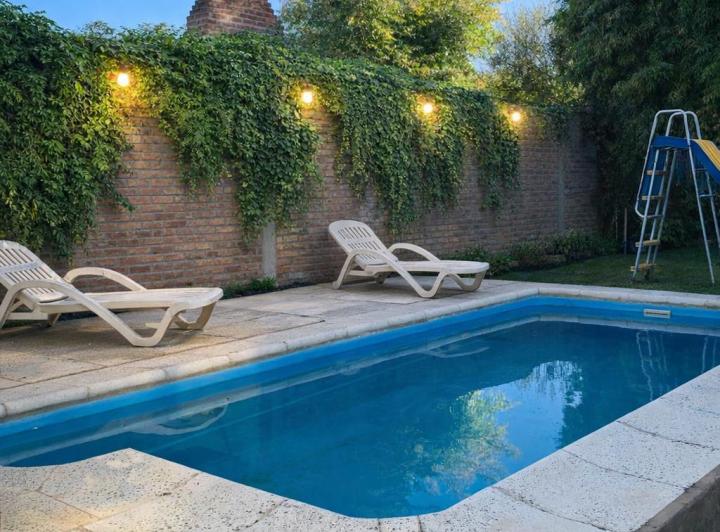 Casa · 210m² · 6 Ambientes · 3 Cocheras