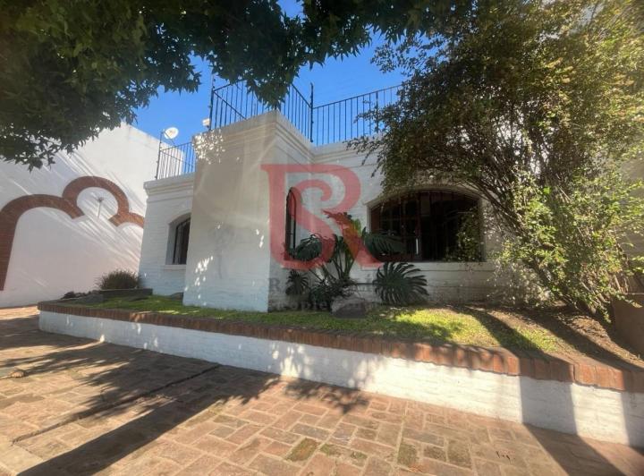 Casa · 300m² · 6 Ambientes · 3 Cocheras