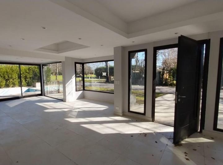 Casa · 400m² · 4 Dormitorios · 2 Cocheras