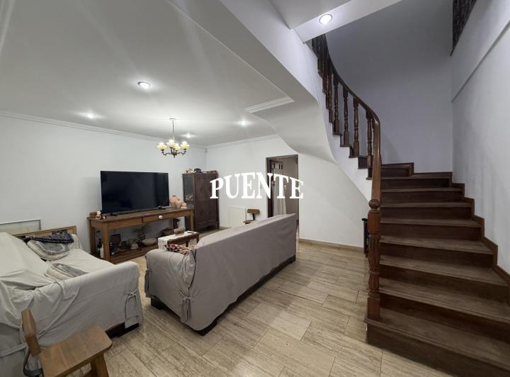 Casa · 239m² · 5 Ambientes · 4 Cocheras
